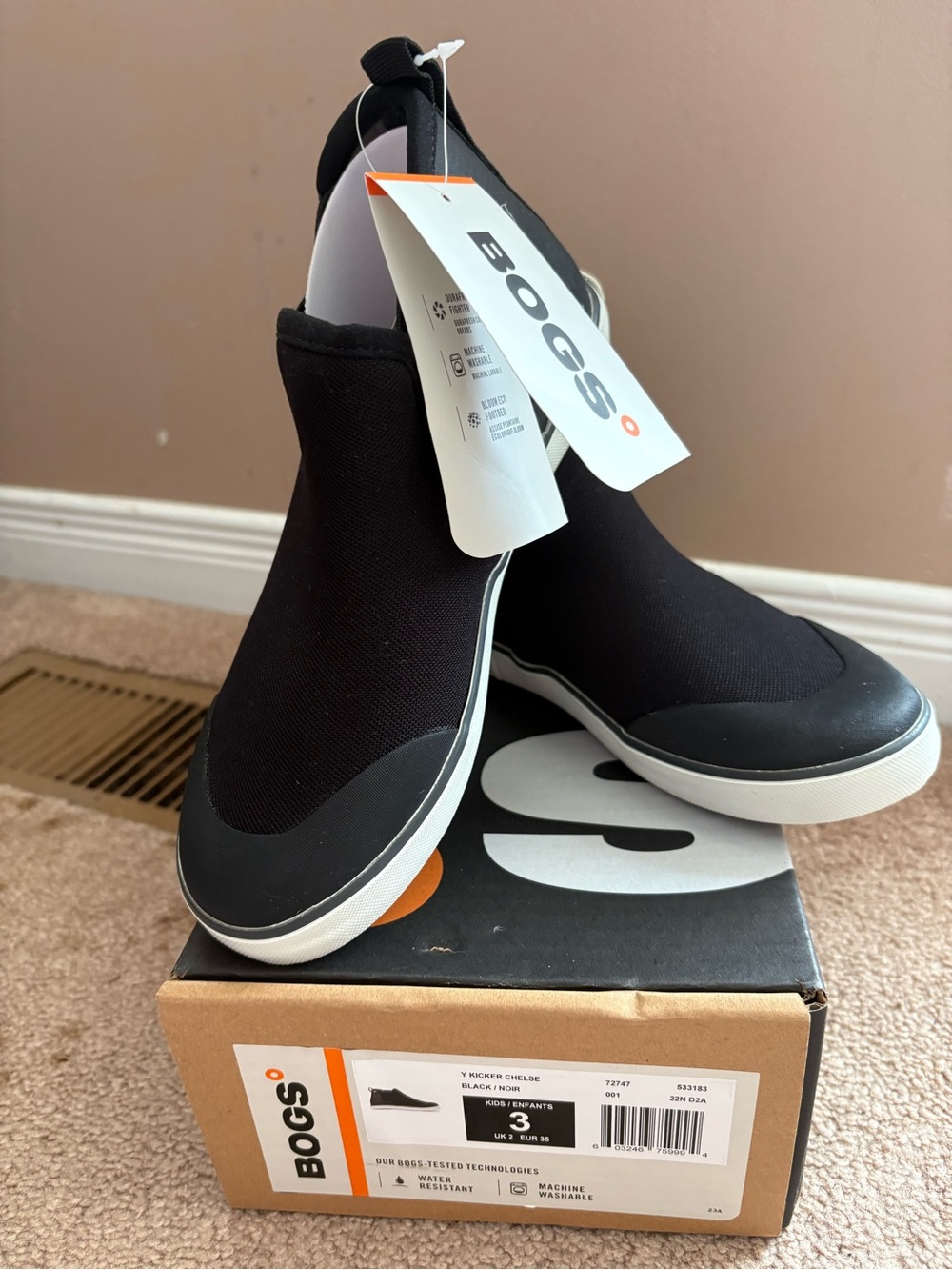New BOGS Unisex-Child Kicker Chelsea Water Resistant Boots, size 3.